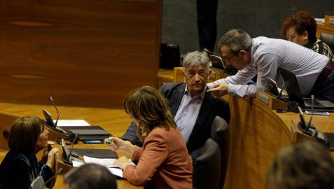 Bancada de Geroa Bai en el pleno de ayer: desde la izda., Uxue Barkos, Virginia Aleman, Koldo Martínez, Rafa Eraso y Consuelo Satrústegui.