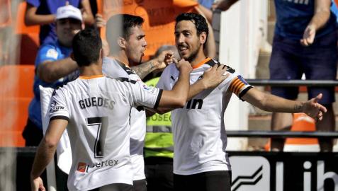 El jugador Daniel Parejo del Valencia, celebra con sus compañeros el gol marcado al Leganés.
