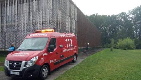 Ambulancia frente al edificio desde donde se ha precipitado el joven.