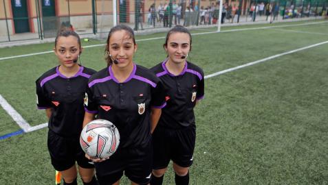 De izda. a dcha. Jackelin Velásques, Andrea López y Lidia Morales, el trío que arbitró el Amigó-Lagunak B de Regional Preferente.