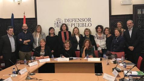 La presidenta de Hiru Hamabi, Yolanda Fonseca (la quinta por la derecha), en una jornada de trabajo con el Defensor del Pueblo.