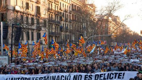 Miles de manifestantes marchan en Barcelona contra el juicio del