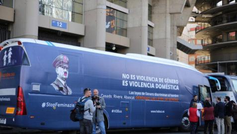 El nuevo autobús de Hazte Oír con el eslogan #StopFminazis.