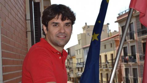 El alcalde lodosano Pablo Azcona en el balcón del despacho de alcaldía desde donde este lunes a las 12 de la mañana el primer equipo del CD Lodosa tirará el cohete de las fiestas patronales.