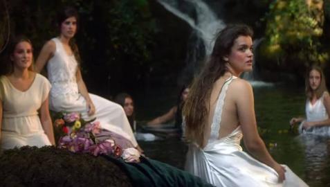 Una selección de imágenes extraídas del videoclip de Amaia, seguidas cada una por las obras originales en las que se han inspirado sus creadores