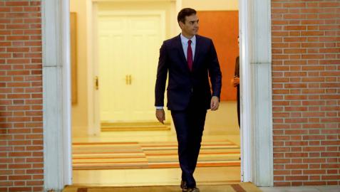 El presidente del Gobierno en funciones Pedro Sánchez sale para recibir a la selección española de baloncesto