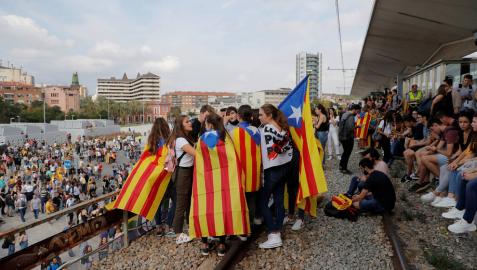 Jóvenes cortan las vías del tren en Girona.