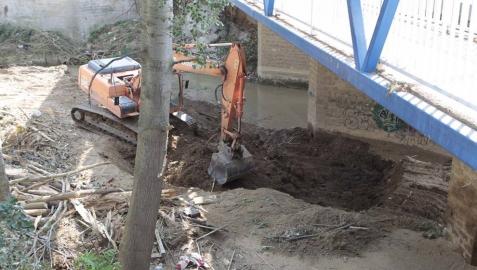 Una excavadora retiraba tierra esta semana del fondo del cauce en Cidacos en Tafalla, un tipo de intervención que sí suele autorizar Medi o Ambiente.