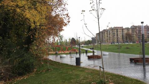 De la glorieta de la avenida de Zaragoza con la calle Sadar parte la prolongación de este tramo, una vía con dos calzadas con aparcamientos laterales separadas por una mediana