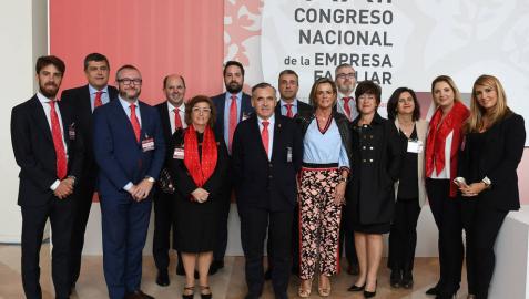 La delegación de ADEFAN posa en el XXII Congreso Nacional de la Empresa Familiar. De Izda a Dcha: Diego Oliver Gimeno (Grupo Enhol), Félix Guindulain (Jofemar), José María Marticorena (Conservas Martiko), Marisa Sainz (Adefan), Gonzalo Oliver Amatriain (Grupo Enhol), Francisco Esparza (Adefan), Eduardo Sanzol (Naxan Export), Mirenchu Arraztoa (E.S. Aralar), Yolanda Garbayo (Construcciones Hermanos Garbayo Chivite), Beatriz Bacaicoa (Bacaicoa Industrias Plásticas) Graziella Alzugaray (Grupo Mundomóvil) y Marta Virto (Ultracongelados Virto).