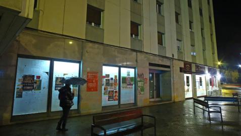 El local de Orvina (a la izquierda), con licencia municipal, está situado en la avenida de Villava, cerca del cruce con la calle San Cristóbal.