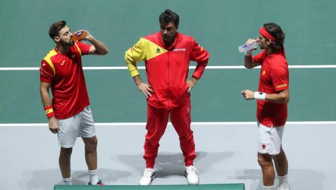 España remonta de madrugada un duro estreno contra Rusia en la Davis