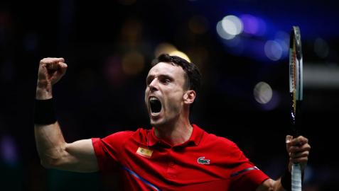 La solidez de Bautista adelanta a España en la final