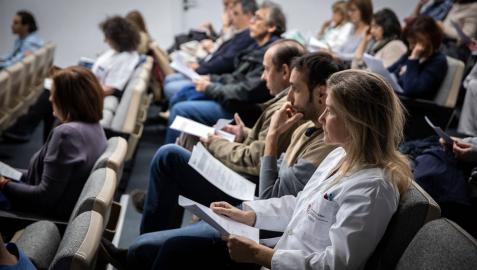 Varios médicos antes de comenzar la asamblea del pasado viernes en el Complejo Hospitalario de Navarra