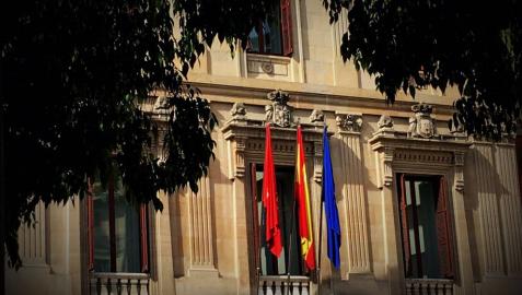 El Parlamento de Navarra vuelve a colocar la bandera de la Unión Europea
