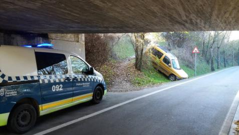 Recogen en la carretera del Cementerio un coche aparcado en la avenida Navarra