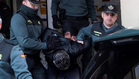 Bernardo Montoya, autor confeso de la muerte de la joven zamorana Laura Luelmo, ha dejado la Comandancia de la Guardia Civil de Huelva entre los gritos de indignación de decenas de vecinos Bernardo Montoya, autor confeso de la muerte de la joven zamorana Laura Luelmo, ha dejado la Comandancia de la Guardia Civil de Huelva entre los gritos de indignación de decenas de vecinos