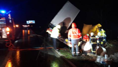Un camionero, herido grave al salirse de la vía en la A-15, en Areso