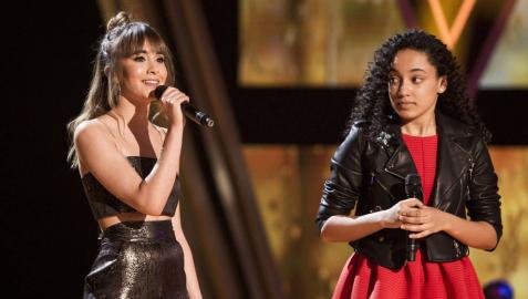 Foto de la artista Aitana interpretando en la Voz Kids su éxito 'Vas a quedarte' al lado de Aysha Bengoetxea.