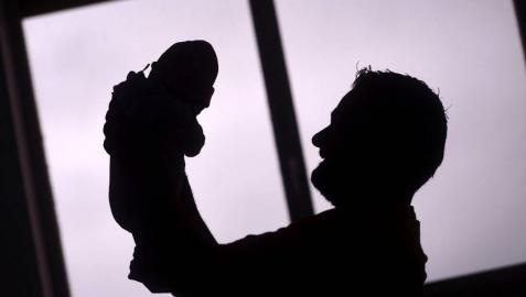 El permiso de paternidad subirá a 16 semanas en dos años por decreto