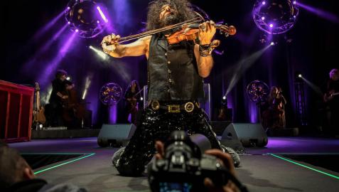 El Navarra Arena vibra con el genio virtuoso del violinista Ara Malikian El Navarra Arena vibra con el genio virtuoso del violinista Ara Malikian