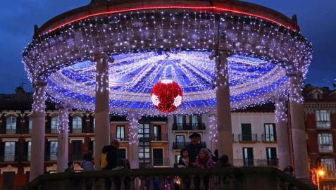 Pamplona estrenó el día de San Saturnino la nueva iluminación navideña con colores sanfermineros