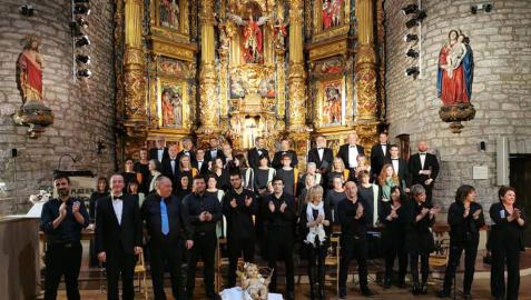 La Coral San Miguel posa con los antiguos directores y los músicos que les acompañaron.