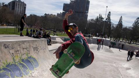 Un skater hace un truco en la pista de Antoniutti en marzo de este año. Un skater hace un truco en la pista de Antoniutti en marzo de este año.