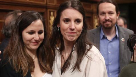 La portavoz adjunta de Unidas Podemos en el Congreso, Ione Belarra; la portavoz de Unidas Podemos en el Congreso, Irene Montero y el secretario general de Podemos, Pablo Iglesias, entran en el hemiciclo del Congreso