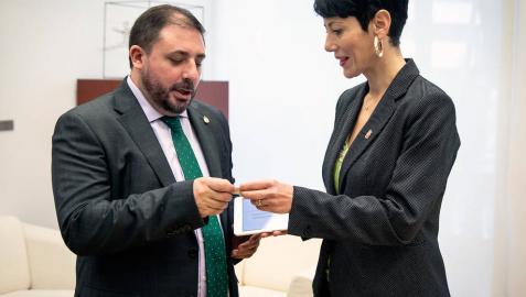 Saiz entrega en el Parlamento el proyecto de Presupuestos de Navarra, por 4.557 millones