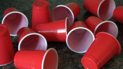 Vasos de plástico.