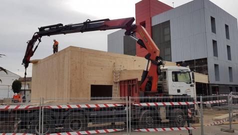 Imagen de las obras de construcción del futuro salón de actos, con el actual centro cívico al fondo.
