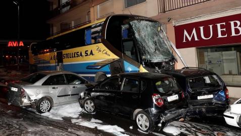 Un autobús de La Estellesa se estrelló este viernes, 17 de enero, contra una gasolinera, arrollando a viandantes y a varios vehículos, en la localidad navarra.