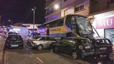 Retiran parte de la estructura metálica de la gasolinera de Estella tras el accidente Retiran parte de la estructura metálica de la gasolinera de Estella tras el accidente