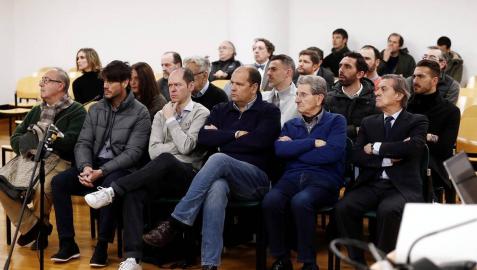 El juicio por el denominado caso Osasuna ha comenzado este lunes pasadas las 9.30 horas. La Sección Segunda de la Audiencia de Navarra enjuicia a seis exdirectivos de Osasuna, tres exjugadores del Betis y dos agentes inmobiliarios acusados de delitos de apropiación indebida, societarios, falsedad en documento mercantil, falsificación de las cuentas anuales y corrupción deportiva (por el supuesto amaño de partidos).