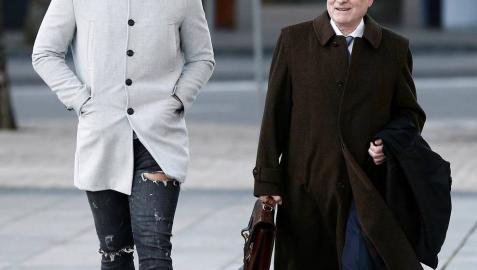 El juicio por el denominado caso Osasuna ha comenzado este lunes pasadas las 9.30 horas. La Sección Segunda de la Audiencia de Navarra enjuicia a seis exdirectivos de Osasuna, tres exjugadores del Betis y dos agentes inmobiliarios acusados de delitos de apropiación indebida, societarios, falsedad en documento mercantil, falsificación de las cuentas anuales y corrupción deportiva (por el supuesto amaño de partidos).