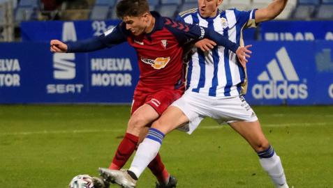 Marc Cardona protege el balón en el partido de Osasuna contra el Recreativo de Copa del Rey.