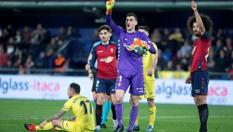 Sergio Herrera y Aridane piden fuera de juego en la jugada del penalti a Paco Alcácer.