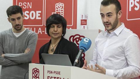 Jorge Crespo (derecha), en una rueda de prensa de febrero de 2019, en la anterior legislatura, ante la mirada de sus compañeros Ibai Crespo y Magdalena Hernández, entonces candidatos a concejales.