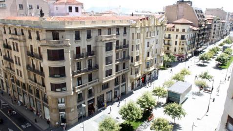Vista general de archivo de la avenida de Carlos III, vía peatonal y comercial del II Ensanche pamplonés.
