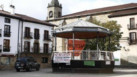 Un vehículo de la Guardia Civil pasa junto al kiosko de la Plaza de Alsasua.
