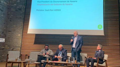 El vicepresidente José Mª Aierdi y el presidente del departamento de Pirineos Atlánticos, Jean Jaques Laserre, durante la presentación del proyecto Bicimugi