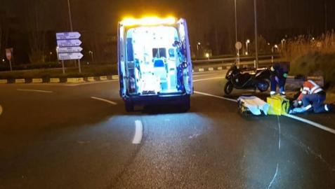 El motorista, atendido en la ronda a la altura de Ansoáin. El motorista, atendido en la ronda a la altura de Ansoáin.