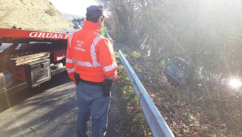 Un conductor se sale de la via y cae a una regata en la N-121-A en Sorauren