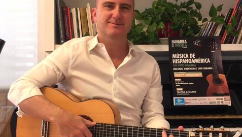Eduardo Solano, con su guitarra. Eduardo Solano, con su guitarra.