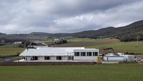 El nuevo colegio comarcal de Abárzuza, en una imagen tomada días atrás en la recta final de la obra.