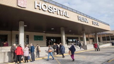 Numerosas personas en el acceso principal al Hospital Reina Sofía de Tudela, centro sanitario donde falleció Alfonso Medina.