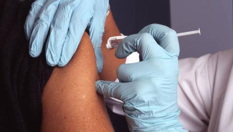 Los calendarios vacunales deben revisarse constantemente, advierten los pediatras