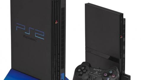El primer diseño de la PlayStation 2; a la derecha, la revisión de 2004 El primer diseño de la PlayStation 2; a la derecha, la revisión de 2004