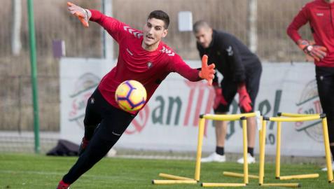Sergio Herrera realiza parte del entrenamiento con el grupo en Tajonar
